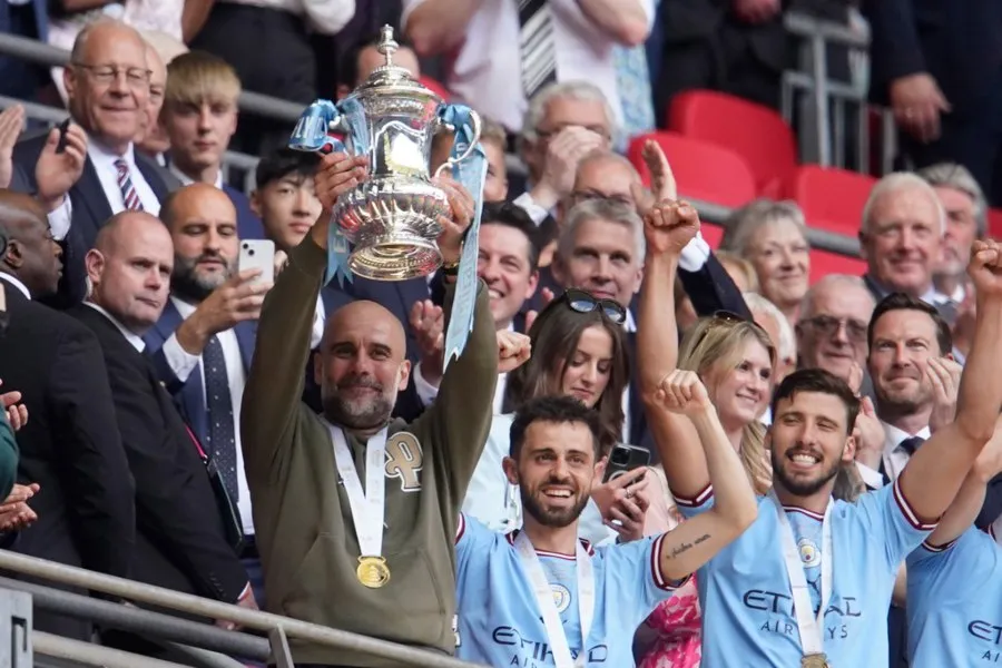 Pep Guardiola levantando la FA Cup
