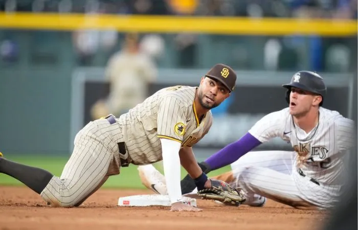Zander Bogaerts haciendo una jugada ante Rockies