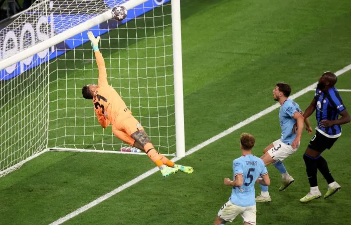 AP Jugada de poste del Inter ante el Manchester City