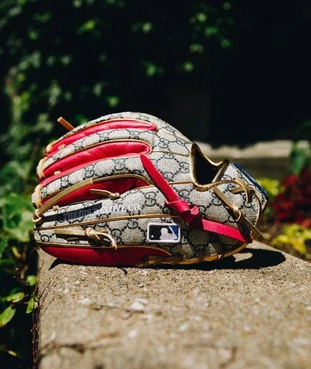 TWITTER: @RawlingSports Guante Rawling de Gucci y logo de MLB