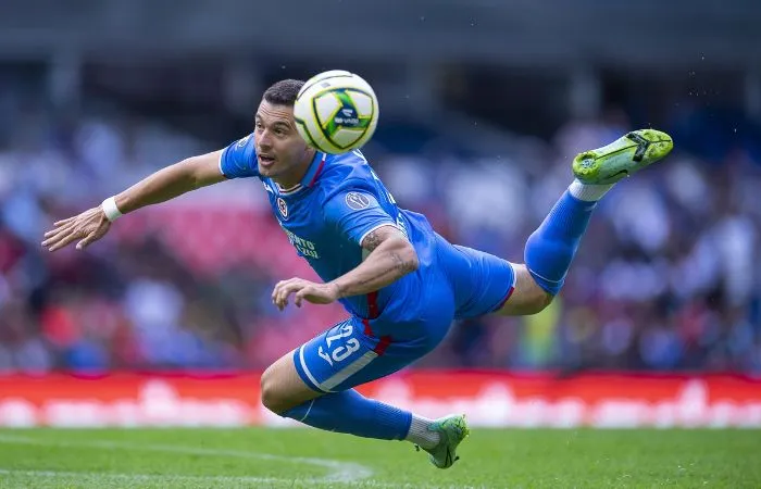 MEXSPORT Ramiro Carrera intentando un remate con Cruz Azul