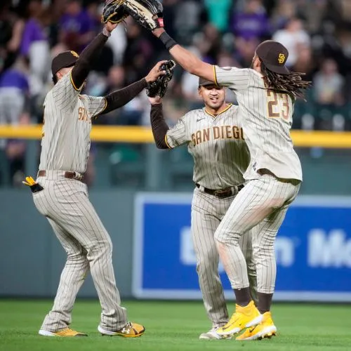 Padres celebrando victoria ante Rockies