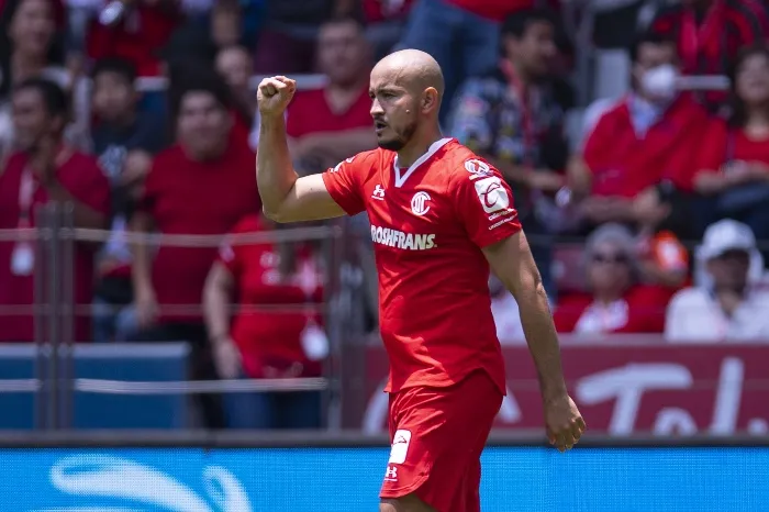 Carlos González festeja un gol con Toluca