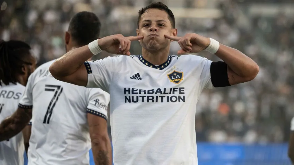 Chicharito festejando un gol con el Galaxy