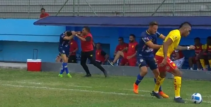 GOLTV / CAPTURA DE PANTALLA César Farías agrediendo a jugadores del Delfín