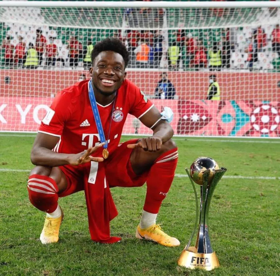 Alphonso Davies con el trofeo del Mundial de Clubes