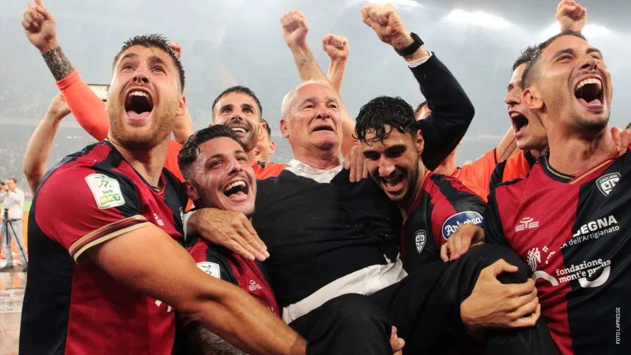 Jugadores del Cagliari con Claudio Ranieri