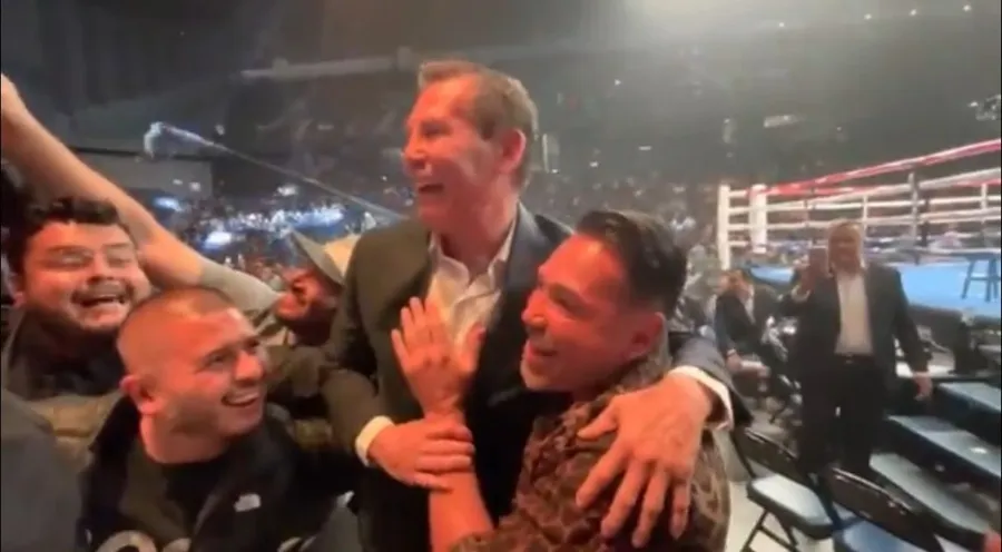 Julio César Chávez y Óscar de la Hoya abrazándose