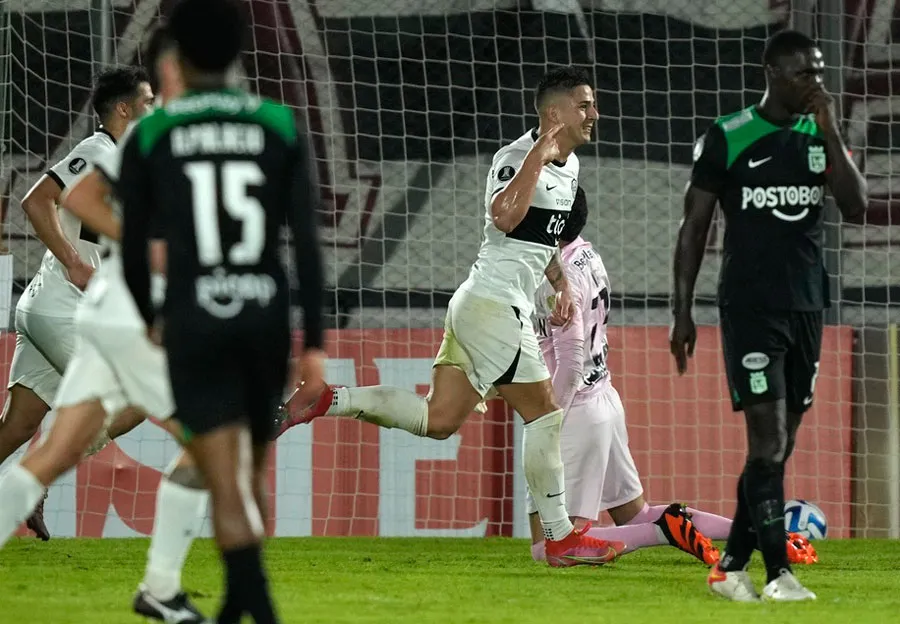 AP Guillermo Paiva celebra su gol