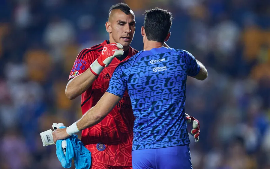 El portero americanista saluda a Nahuel Guzmán