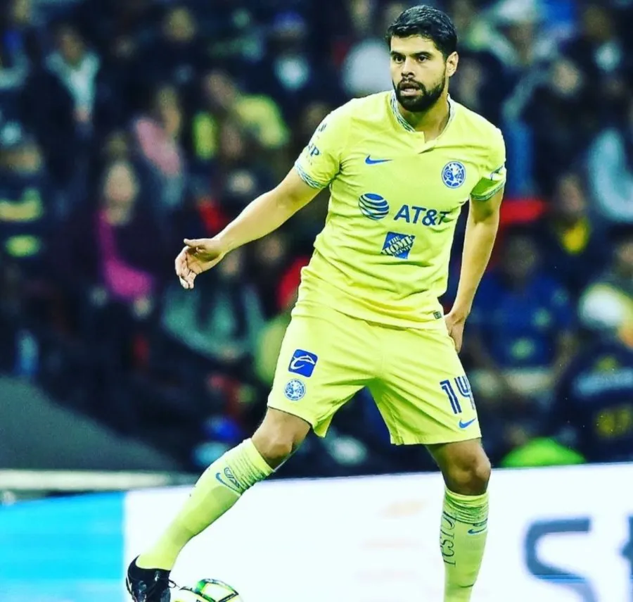 Néstor Araujo con América