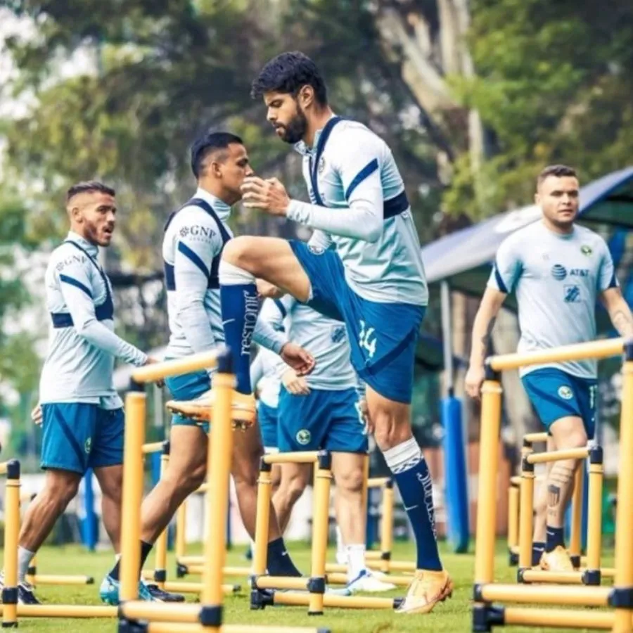 Néstor Araujo entrenando en Coapa