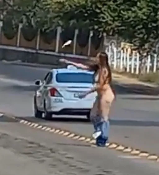 Mujer reclama el presunto robo de su plaza