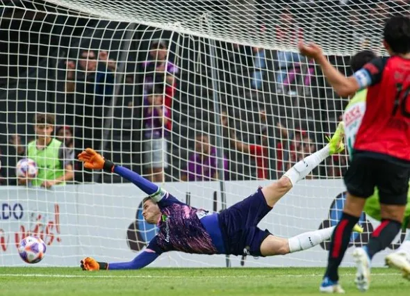 Ezequiel Unsain se lanza para tapar el balón