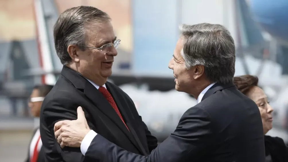 Ebrard saludando al Jefe de Estado norteamericano