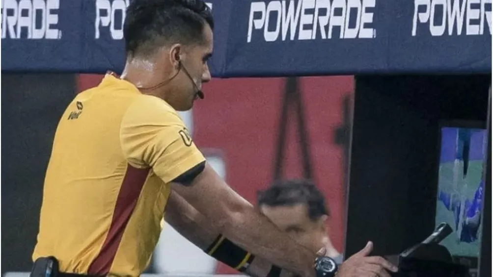 Los árbitros usando el VAR