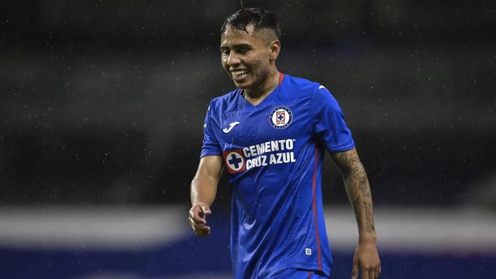 Misael durante un juego con Cruz Azul