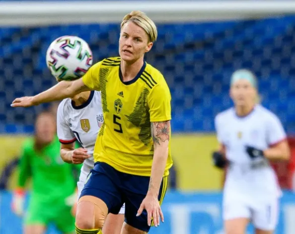 Nilla Fischer en un partido con la selección