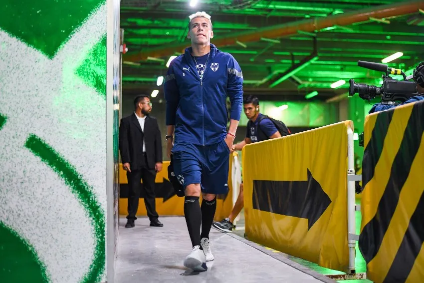 Héctor Moreno en un partido de Rayados