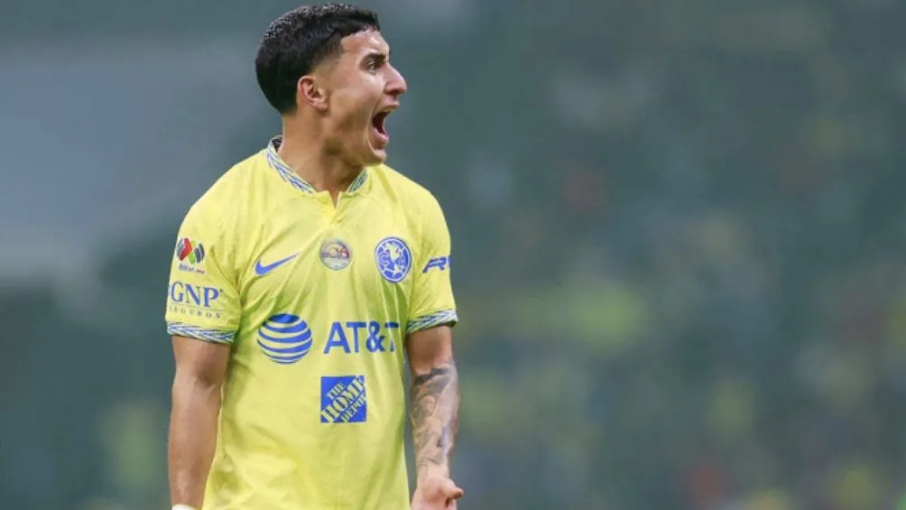 Alejandro durante un partido con América
