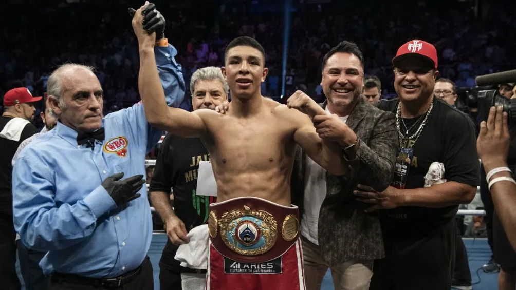 Munguia junto a Óscar de la Hoya tras un triungo