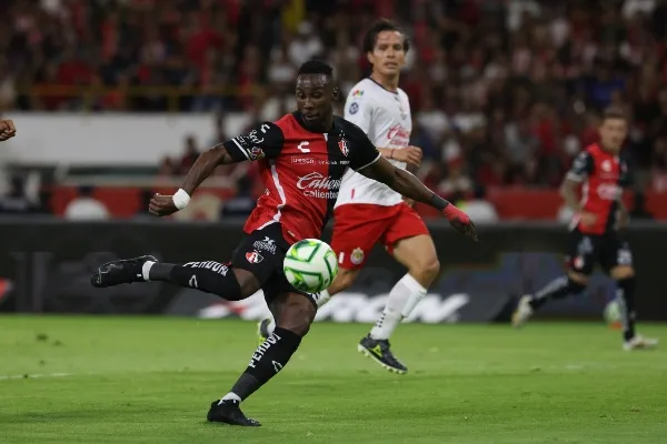 Julián Quiñones anota un gol