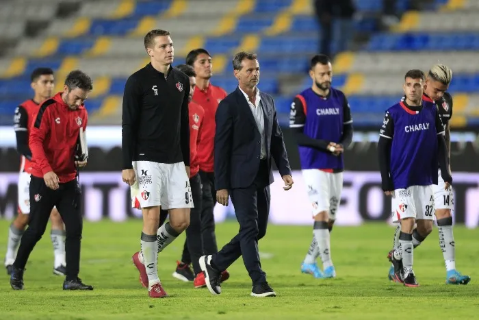Julio Furch y Diego Cocca tras finalizar un partido con el Atlas