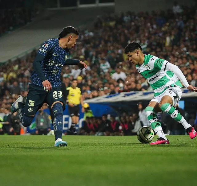 INSTAGRAM: @ocampos277 Omar Campos ante Emilio Lara en un Santos vs América