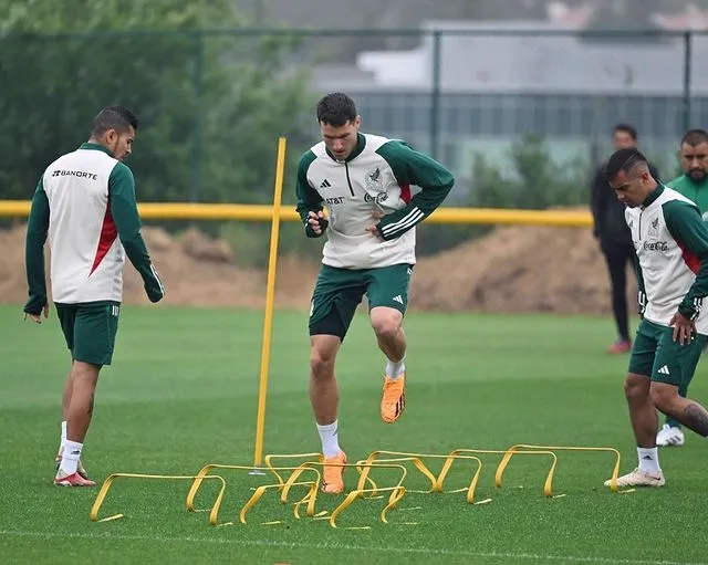 Santiago Giménez en el entrenamiento de la Selección Mexicana