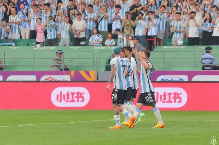 Messi celebra su gol en el partido contra Australia