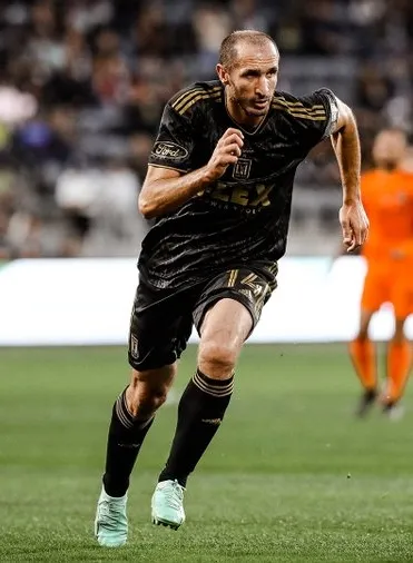 Twitter @LAFC Chiellini conduce el balón