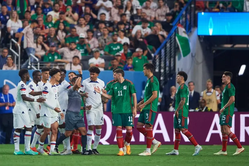 Santi Giménez en el juego ante EU