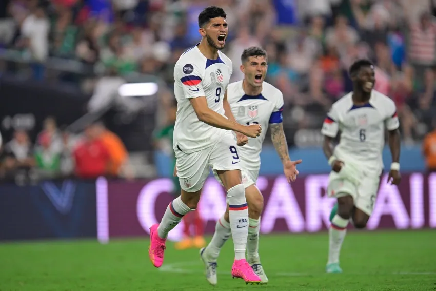 Pepi en celebración de gol ante México