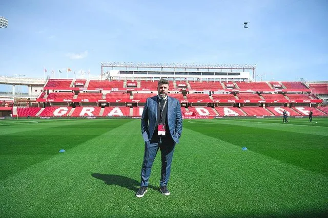 Christian Bragarnik en un estadio de futbol