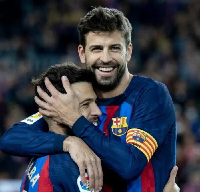 Pique con Jordi Alba durante un partido