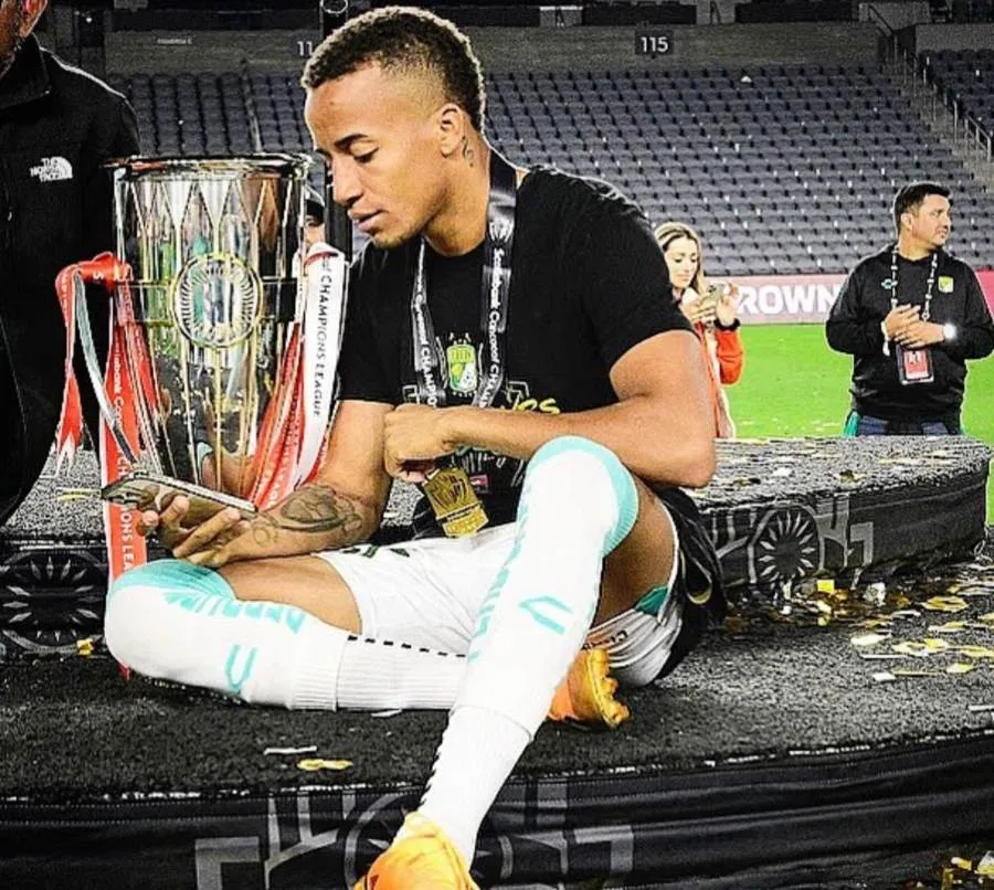 INSTAGRAM: @byron4590 Byron Castillo con trofeo de Concachampions en León