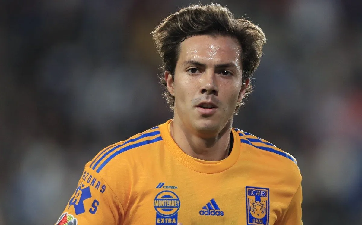 Sebastián jugando con los Tigres