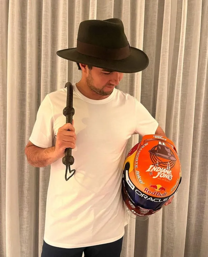 Checo Pérez con su casco inspirado en Indiana Jones
