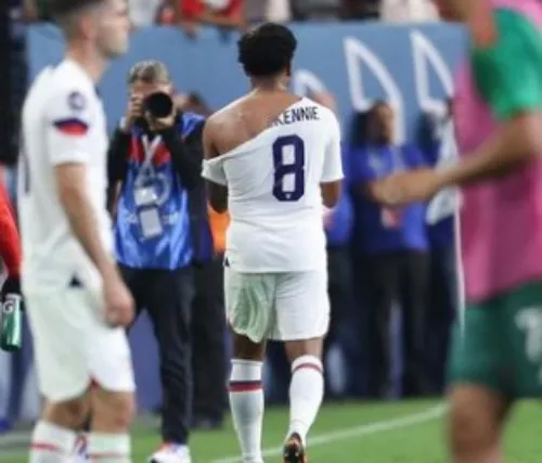 McKennie con el jersey roto contra México