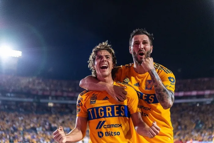 Córdova y Gignac celebrando un gol
