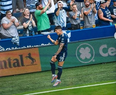 Alan Pulido festeja su gol