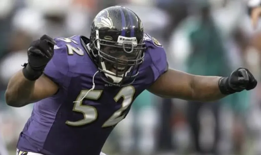 Lewis vistiendo la playera de los Baltimore Ravens