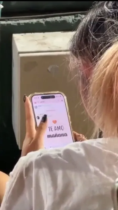 La joven habla con alguien más