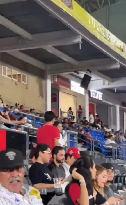 La pareja se retira del estadio