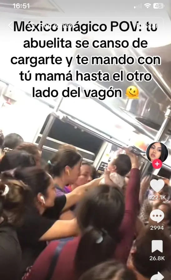 CAPTURA DE PANTALLA: TIKTOK- @abysagu ¡Viene, viene! Bebé se hace viral en Tik Tok tras pasar de mano en mano en vagón del Metro