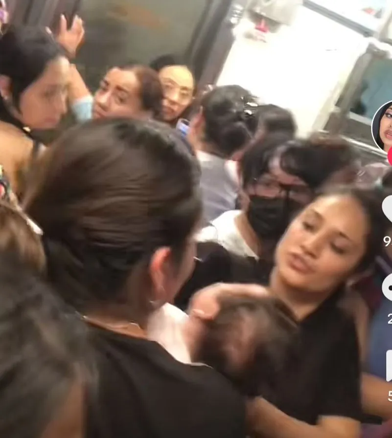 CAPTURA DE PANTALLA: TIKTOK- @abysagu ¡Viene, viene! Bebé se hace viral en Tik Tok tras pasar de mano en mano en vagón del Metro