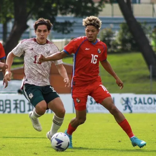 Jugador de Panamá contra México en Maurice Revello