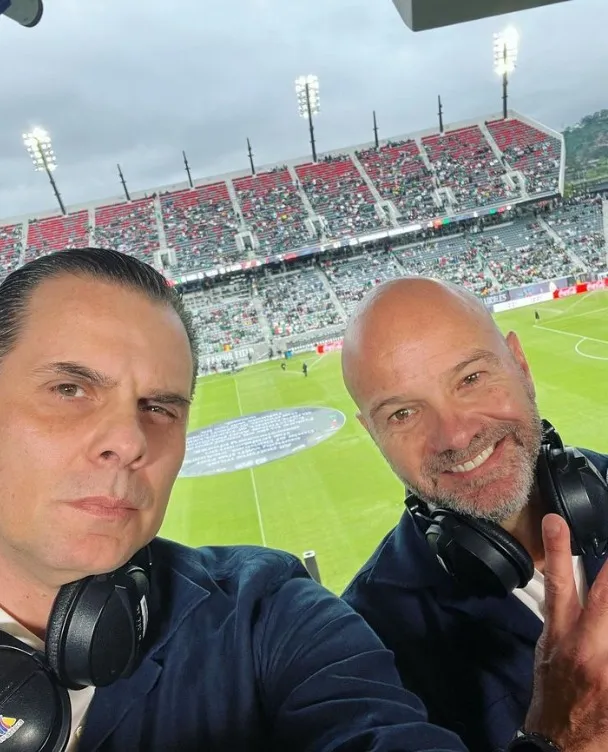 Martinoli junto a Luis García