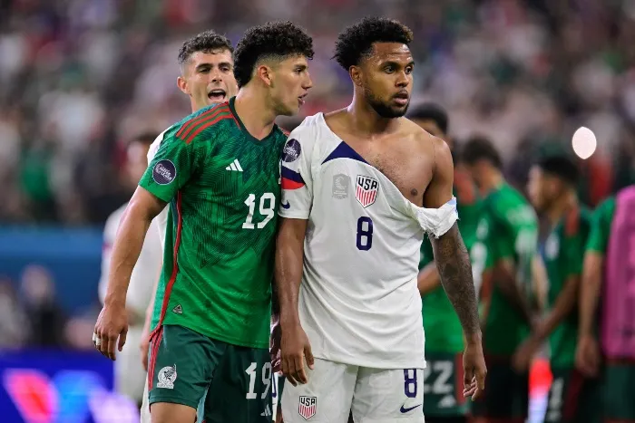 La playera del estadounidense terminó así tras un conato de bronca