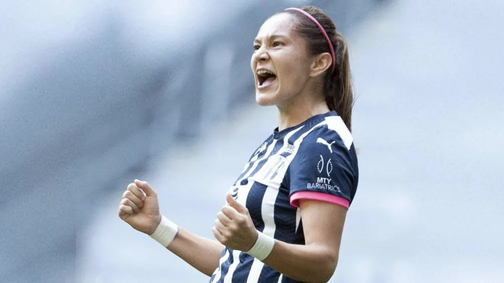 Desirée festejando un gol con Rayadas